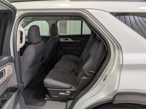 Used 2025 Ford Explorer Active AWD/4WD image 9