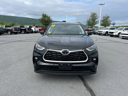 Used 2023 Toyota Highlander LE AWD/4WD image 2