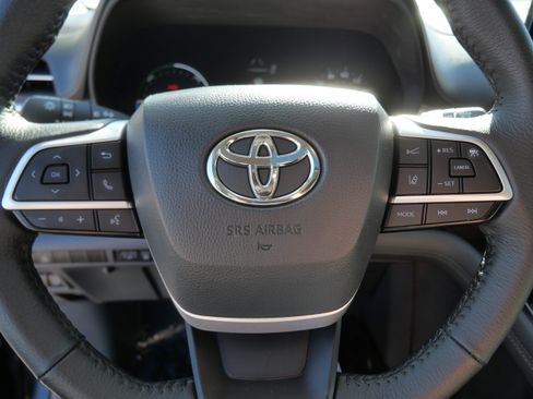 Used 2024 Toyota Sienna XLE w/ XLE Plus Package FWD image 25
