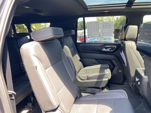 Used 2023 GMC Yukon XL SLT w/ SLT Premium Package AWD/4WD image 4