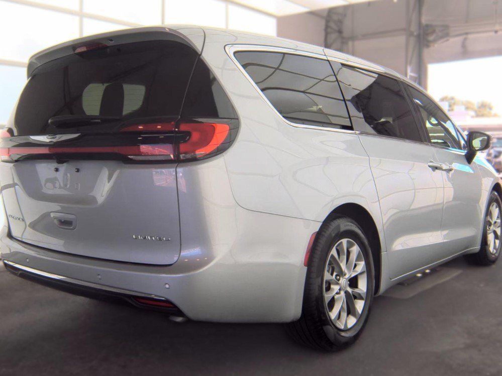 Used 2026 Chrysler Pacifica Limited FWD image 4