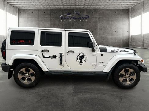 Used 2018 Jeep Wrangler Unlimited Sahara w/ Dual Top Group AWD/4WD image 2