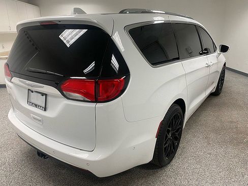 Used 2017 Chrysler Pacifica Limited image 5