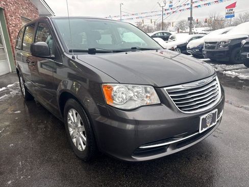 Used 2015 Chrysler Town & Country LX image 3