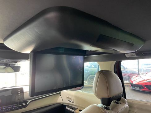 Used 2021 Toyota Sienna Limited image 23