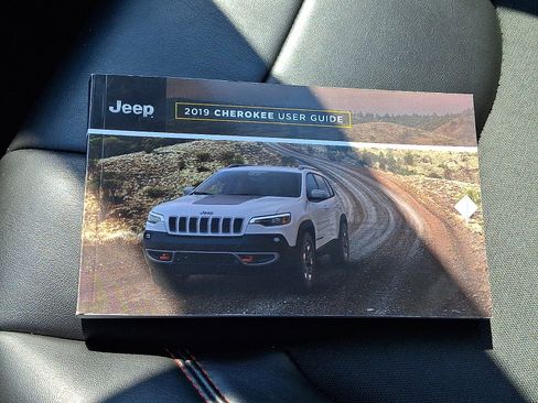 Used 2019 Jeep Cherokee Trailhawk image 26