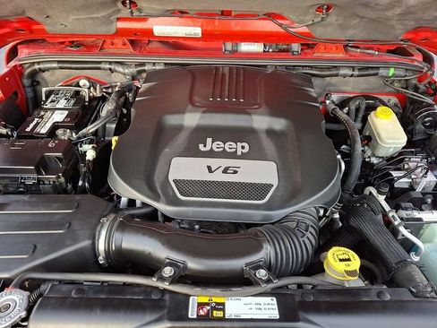 Used 2015 Jeep Wrangler Unlimited Sahara w/ Connectivity Group image 29