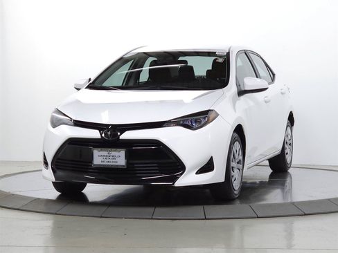 Used 2018 Toyota Corolla LE FWD image 3