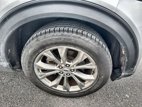 Used 2022 Ford Explorer XLT w/ Equipment Group 202A image 10