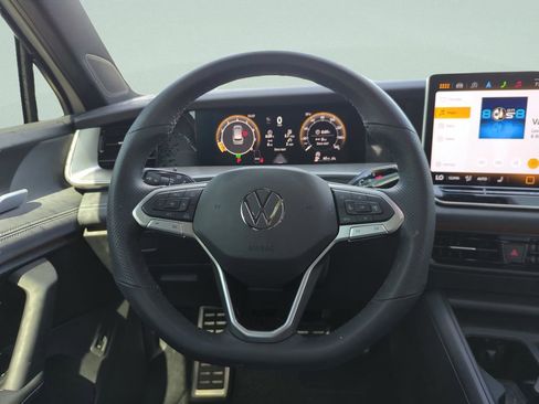 Certified 2025 Volkswagen Tiguan SE R-Line image 25