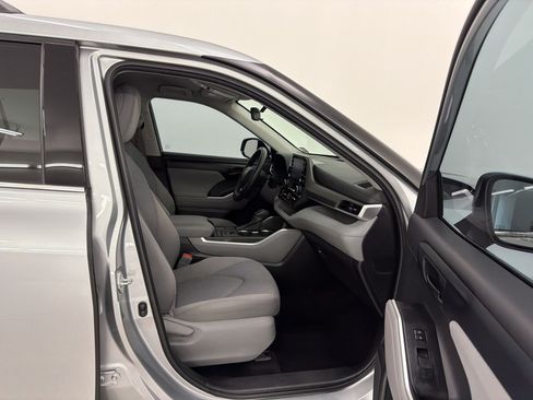 Used 2022 Toyota Highlander L FWD image 29