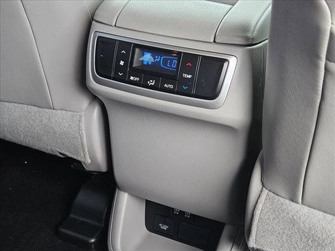 Used 2017 Toyota Highlander XLE AWD/4WD image 23