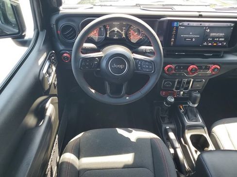 Used 2024 Jeep Gladiator Rubicon w/ Convenience Group AWD/4WD image 15