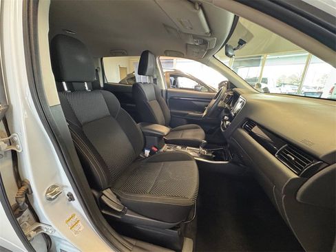 Used 2020 Mitsubishi Outlander ES image 47
