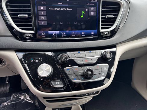 Used 2024 Chrysler Pacifica Touring-L FWD image 17