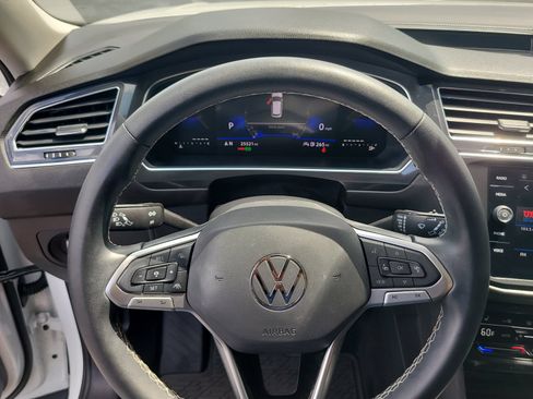 Used 2023 Volkswagen Tiguan SE w/ Panoramic Sunroof Package FWD image 27