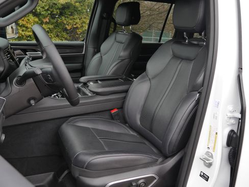 Used 2024 Jeep Wagoneer 4WD image 30