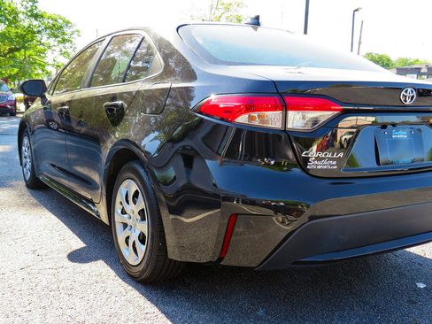 Used 2021 Toyota Corolla LE FWD image 35