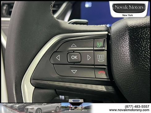 Used 2023 Jeep Grand Cherokee Altitude AWD/4WD image 23