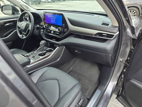 Used 2023 Toyota Highlander Limited image 11