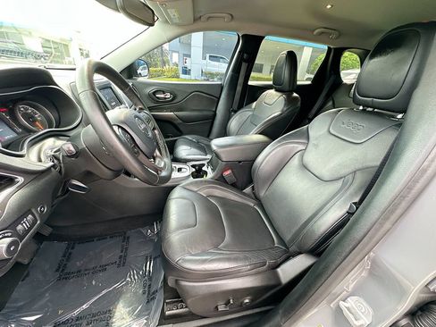 Used 2020 Jeep Cherokee Latitude Lux w/ Comfort/Convenience Group FWD image 19