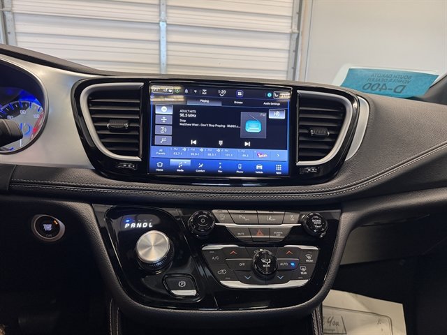 Used 2025 Chrysler Pacifica Limited FWD image 28