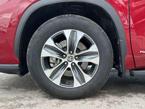 Certified 2025 Toyota Highlander XLE AWD/4WD image 12