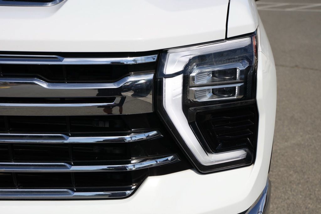 Used 2024 Chevrolet Silverado 2500 LTZ AWD/4WD image 11