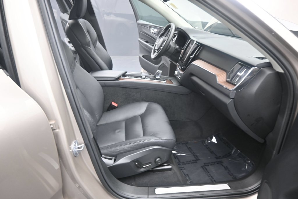 Certified 2024 Volvo XC60 B5 Plus AWD/4WD image 20