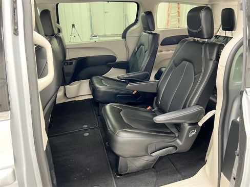 Used 2024 Chrysler Pacifica Touring-L image 22