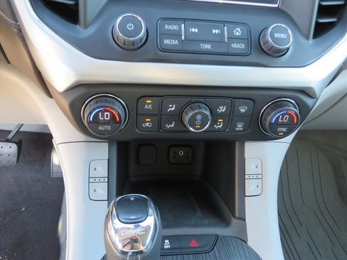 Used 2019 GMC Acadia SLT w/ LPO, Floor Liner Package image 23