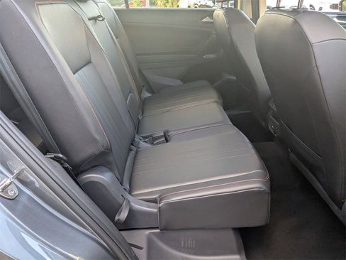 Used 2024 Volkswagen Tiguan SE image 29