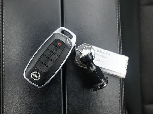 Used 2025 Nissan Rogue SV AWD/4WD image 9