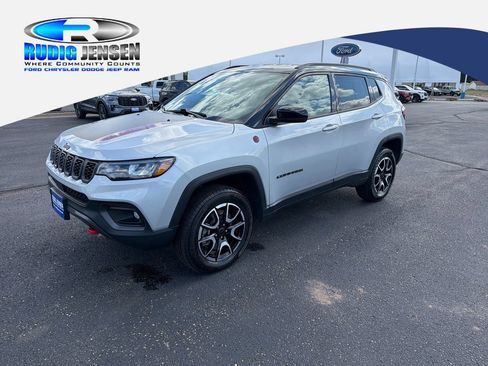 Used 2025 Jeep Compass Trailhawk AWD/4WD image 1