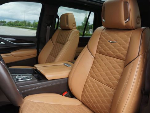 Used 2022 Cadillac Escalade Premium Luxury image 31