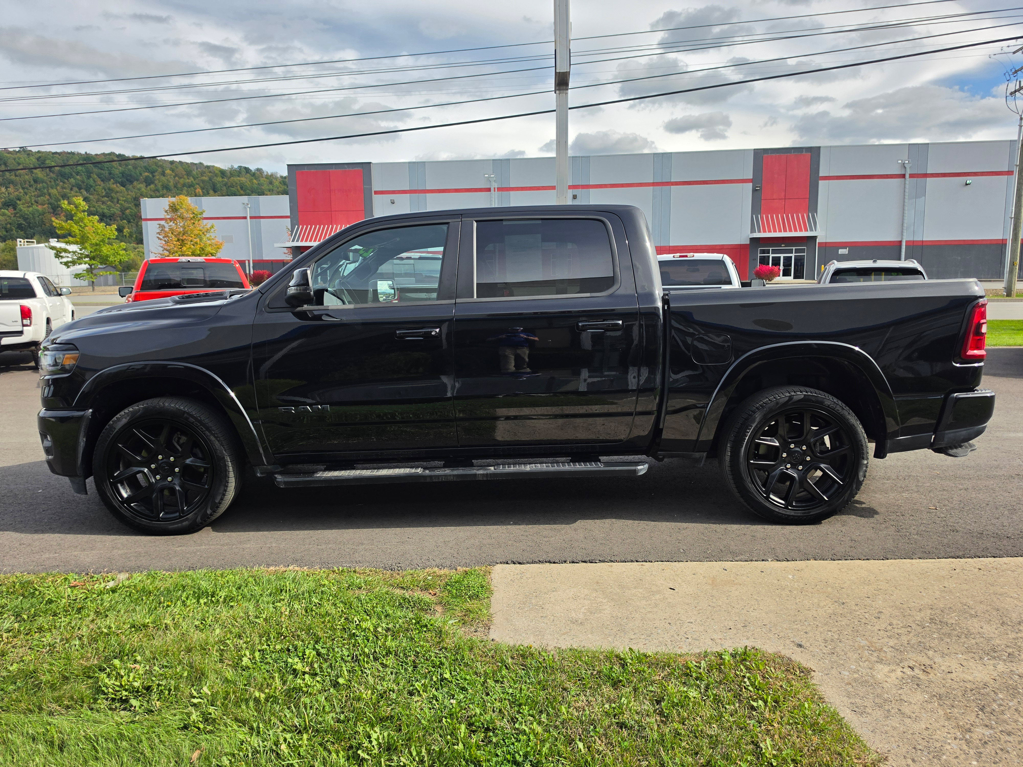 Used 2025 RAM 1500 Laramie w/ Night Edition AWD/4WD image 7