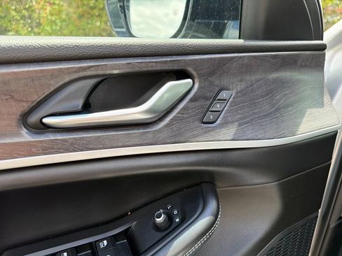 Used 2023 Jeep Grand Cherokee L Limited AWD/4WD image 12