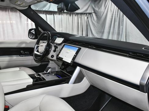 Used 2025 Land Rover Range Rover SE image 70