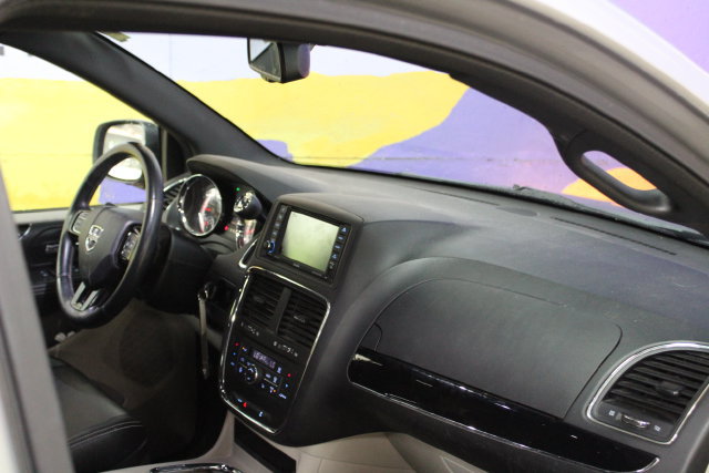 Used 2016 Dodge Grand Caravan SXT FWD image 12