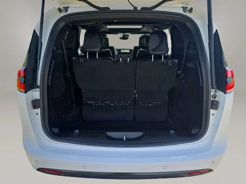 Used 2024 Chrysler Pacifica Limited w/ Uconnect Theater Family Group FWD image 27