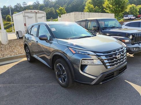 Used 2025 Nissan Rogue SV FWD image 3