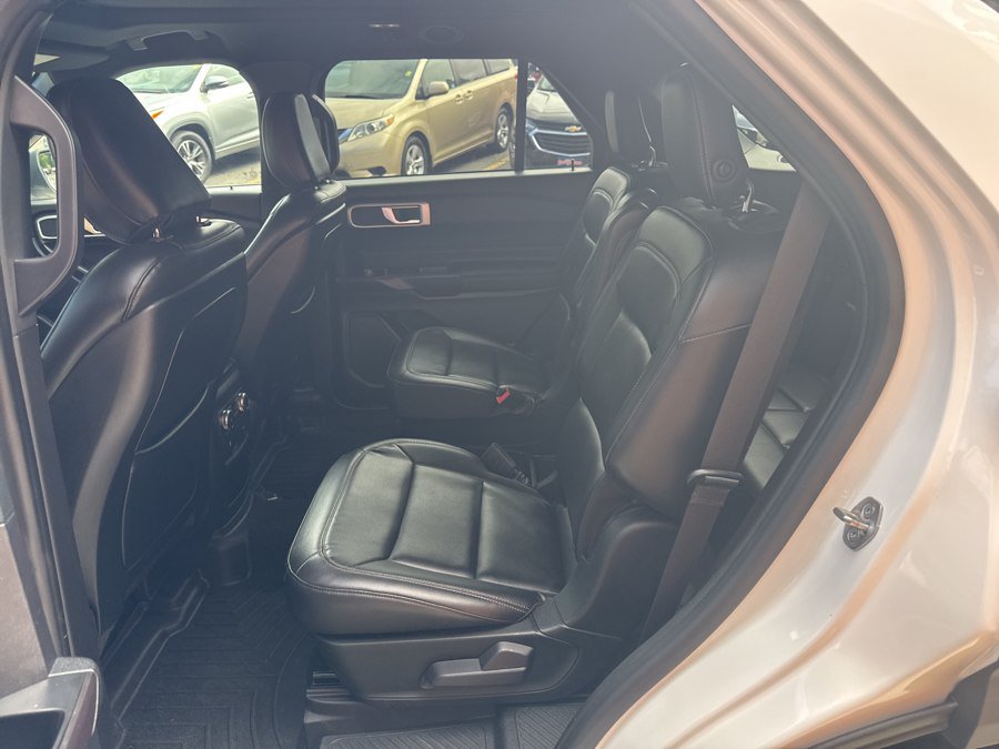 Used 2020 Ford Explorer XLT w/ Equipment Group 202A AWD/4WD image 18