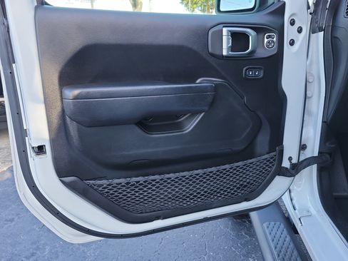 Used 2022 Jeep Gladiator Sport AWD/4WD image 16