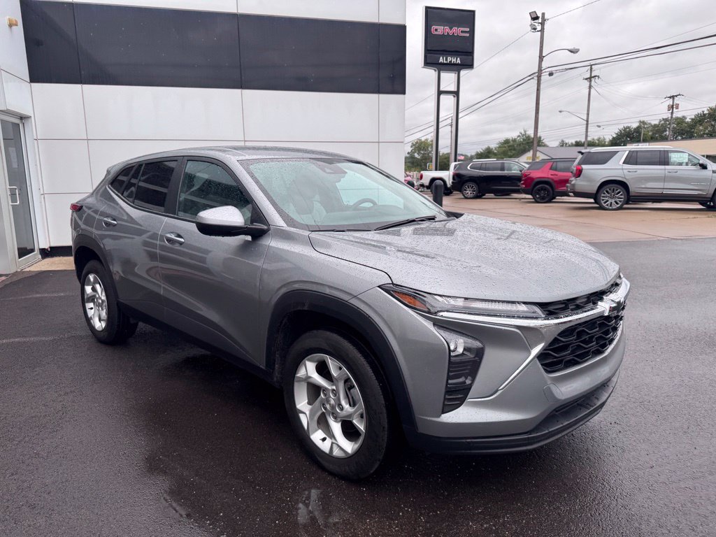 Used 2025 Chevrolet Trax LS w/ LS Convenience Package FWD image 7