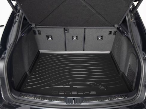 Certified 2025 Porsche Macan AWD/4WD image 37