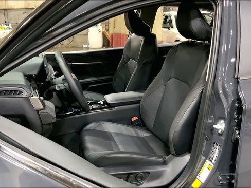 Used 2025 Toyota Camry XLE w/ Premium Plus Package image 8