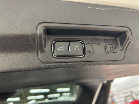 Used 2022 Ford Explorer XLT w/ Equipment Group 202A image 32