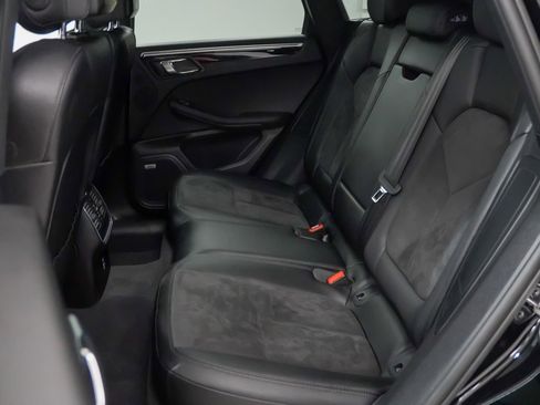 Certified 2021 Porsche Macan image 18