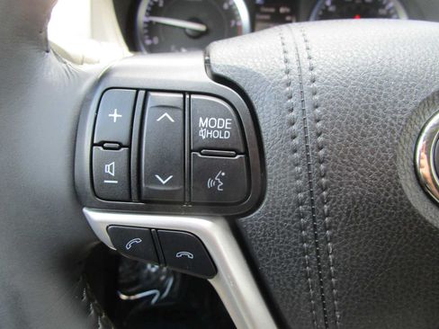 Used 2019 Toyota Highlander XLE AWD/4WD image 29