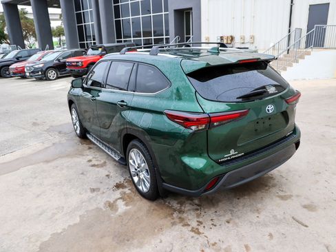 Used 2024 Toyota Highlander Limited image 9